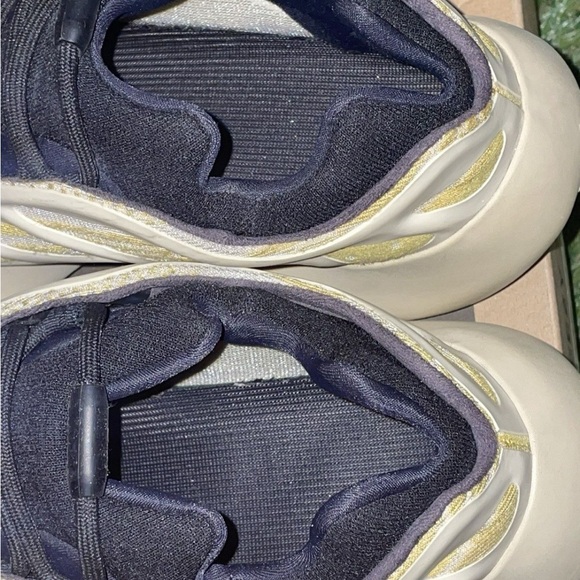 Adidas Yezzy 700 V3 Safflower Size 9.5 - Picture 6 of 9